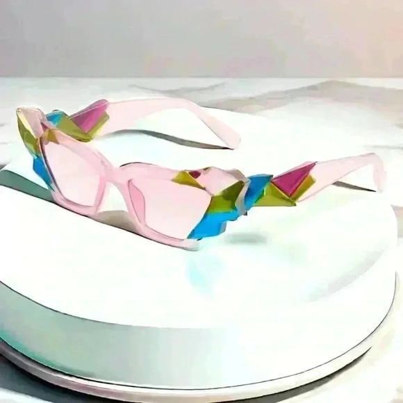 Artsy Retro 50s Exaggerated Cat Eyes Pink Sunglasses with  Crystal Gem Cuts - Picture 1 of 9